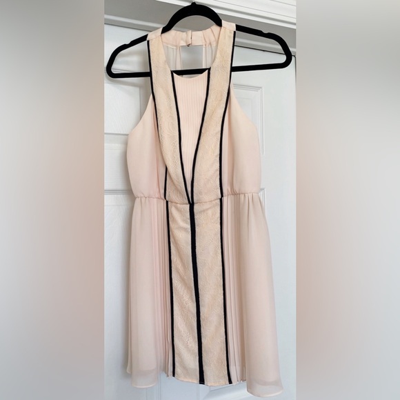 BCBGeneration Dresses & Skirts - EUC BCBG Pleated Flowy Dress in Pale Peach Size 4